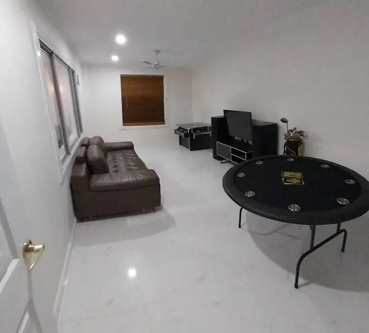 9 Room Family & Pet Friendly Home Caloundra Hébergement de vacances