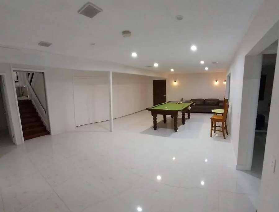 9 Room Family & Pet Friendly Home Caloundra 0*,  Australie